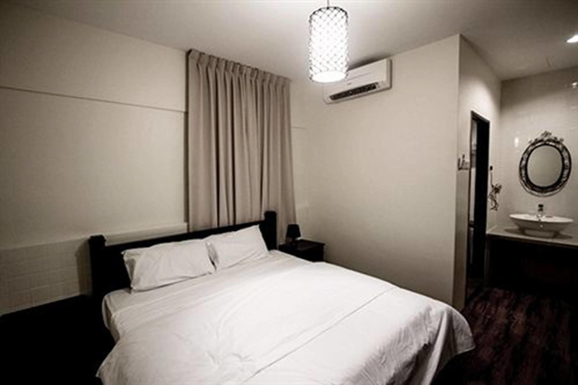 8 Boutique By The Sea Hotell Tanjung Tokong Exteriör bild