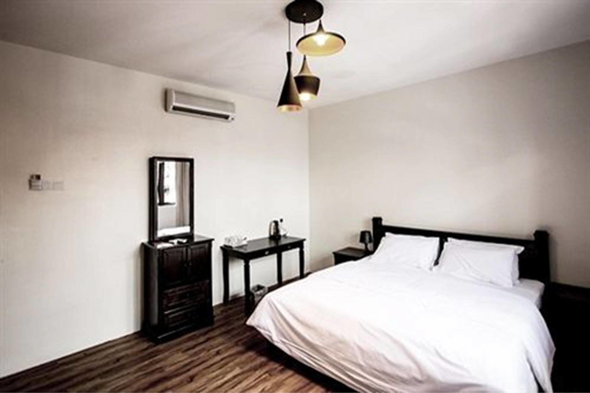 8 Boutique By The Sea Hotell Tanjung Tokong Exteriör bild