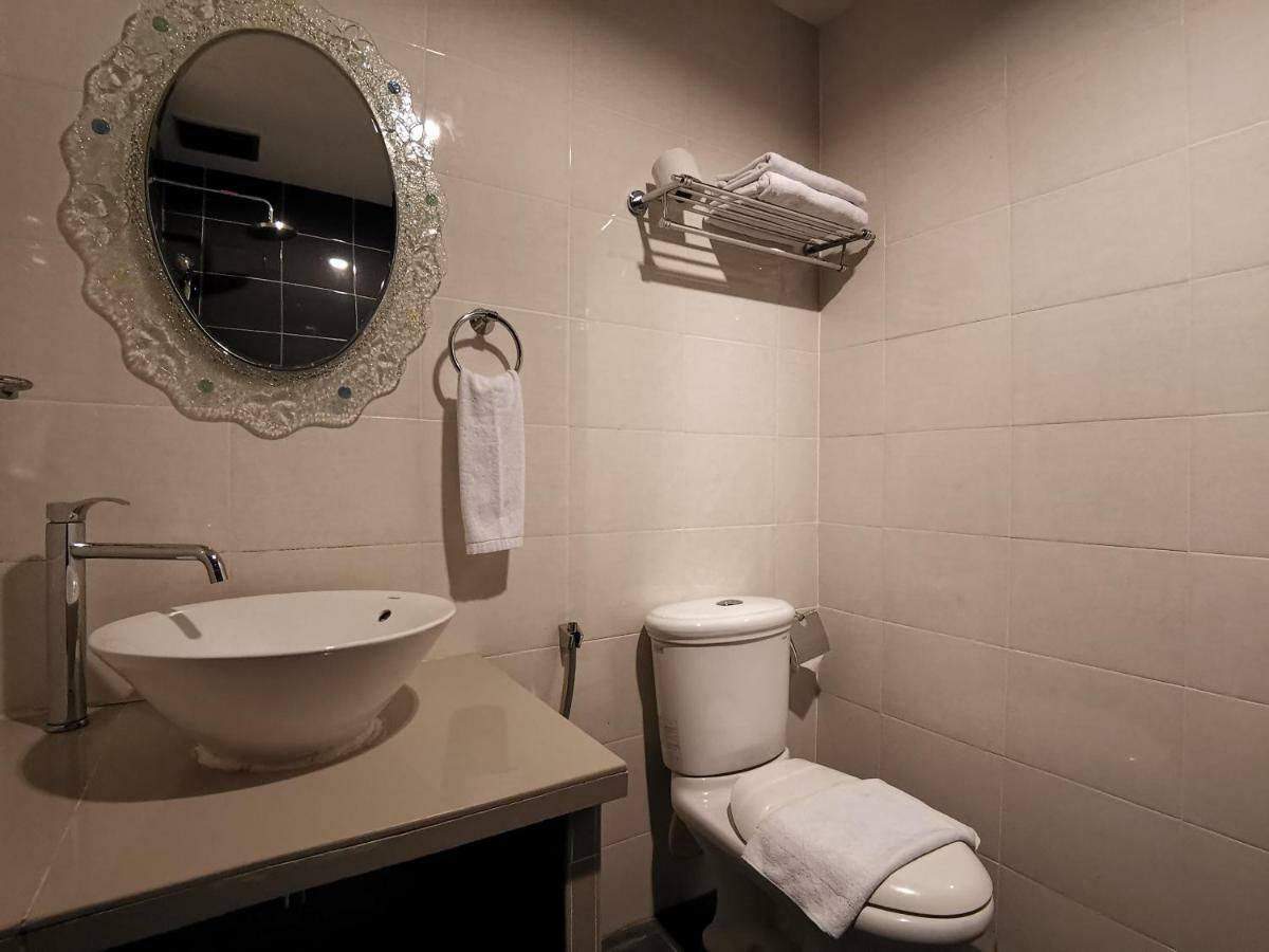 8 Boutique By The Sea Hotell Tanjung Tokong Exteriör bild